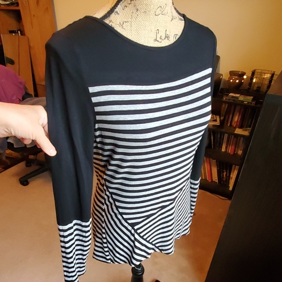 Vince Camuto geometric print top size Medium - Picture 3 of 8